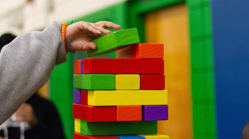 Construcció infantil feta amb blocs de fusta