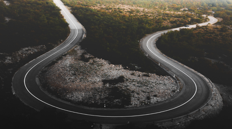 Carretera de muntanya amb forma de corba el·líptica